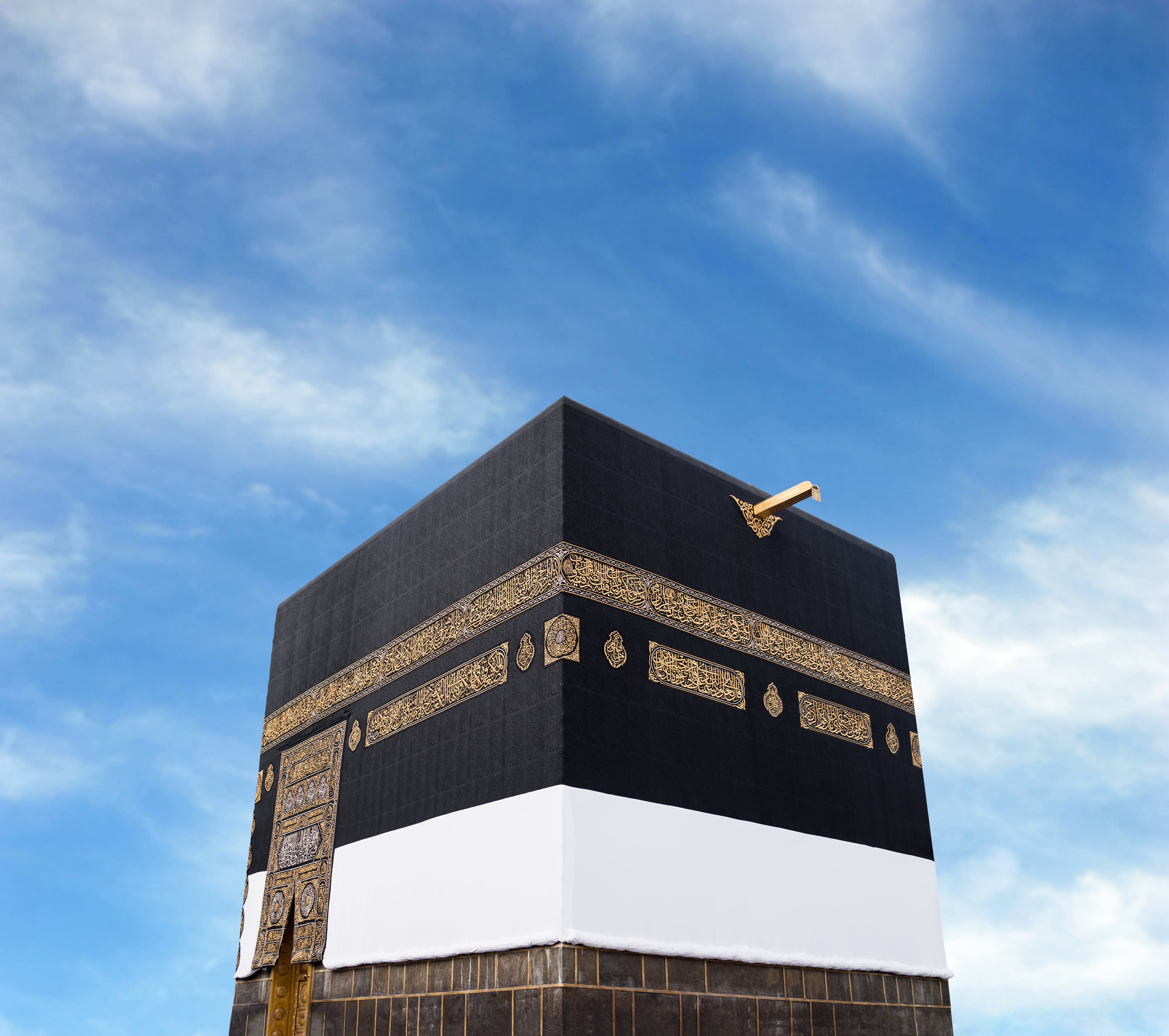Die Kaaba in der Masjid al-Harām vor blauem Himmel